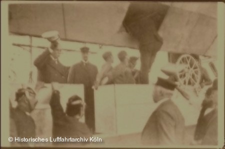 Graf Zeppelin und Oberbürgermeister Wallraff vor der Luftschiffhalle in Köln Bickendorf