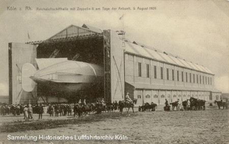 einfahren des Zeppelin in die Luftschiffhalle Kƒ¶ln. Im Vordergrund Deutzer Kƒ¼rassiere.