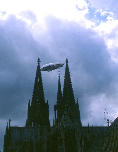 Der Blimp von konica ber dem Klner Dom. Ein Foto von Alan Hils - ehemaliger Soldate der RAF auf dem Butzweilerhof.