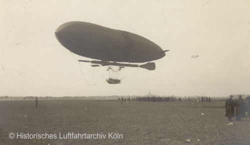 Das Luftschiff von Major Gro vor der Luftschiffhalle in Kln.