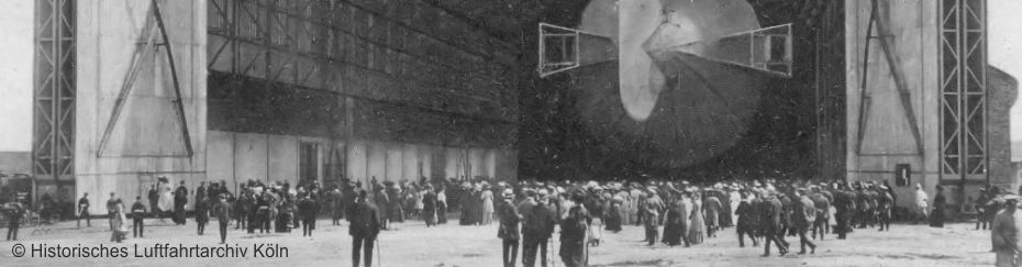 Zuschauer vor der Luftschiffhalle Kln-Bickendorf