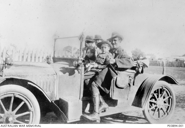 Familie Tovell auf dem Weg von Brisbane nach Jandowae. 