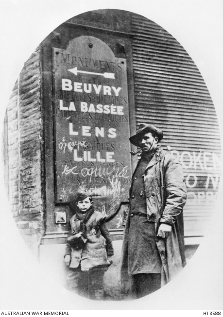 Tim Tovell und Henri Heremene auf der Suche nach der Familie von Henri in Bethune/Pas de Calais.