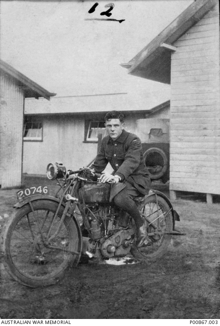 Henri auf seinem Motorrad