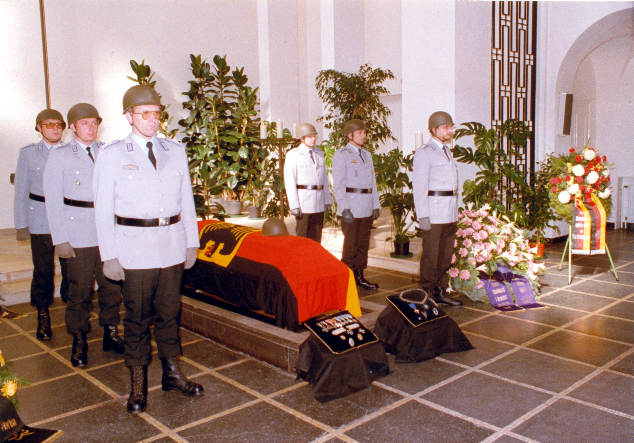 Ehrengeleit am Sarg von Gerhard Fieseler am Tag seiner Beerdigung.