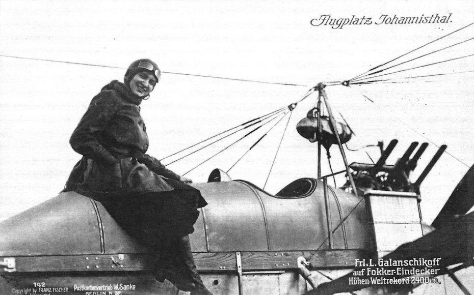 Lyubov Golanchikova auf dem Flugplatz Berlin-Johannisthal.