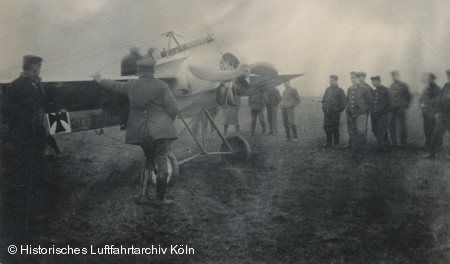 Eine Fokker E III wird von Techniker inspiziert.