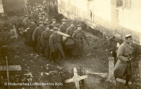 ein gefallener Kamerad wird in Frankreich auf einem Dorffriedhof zu seinem Grab geleitet.