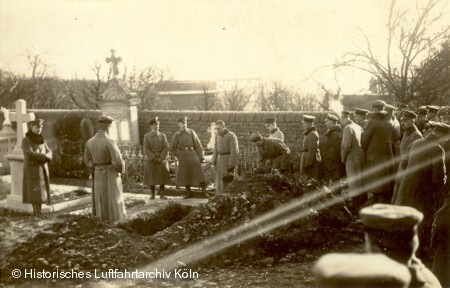 Die Fliegerabteilung nimmt am Grab Abschied von einem Kameraden.