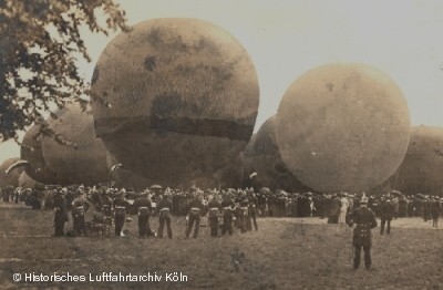 Die Kapelle des Artillerie Regiments 59 Cöln-Riehl spielt zum Start der Ballone