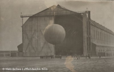 Ein Ballon des KCfL vor der Luftschiffhalle in Cöln-Bickendorf