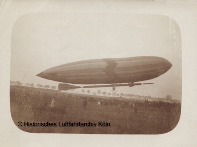 Start des Luftschiffs MII vor der Luftschiffhalle in Köln-Bickendorf