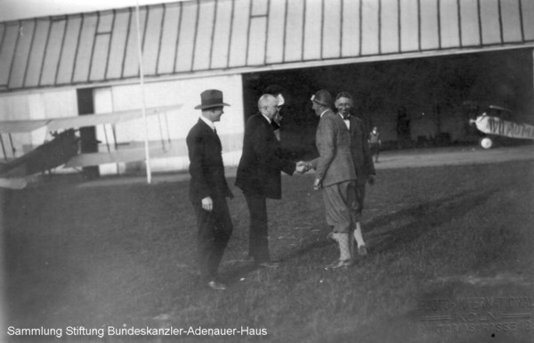 Konrad Adenauer, Oberbürgermeister von Köln, auf dem Flughafen Köln Butzweilerhof