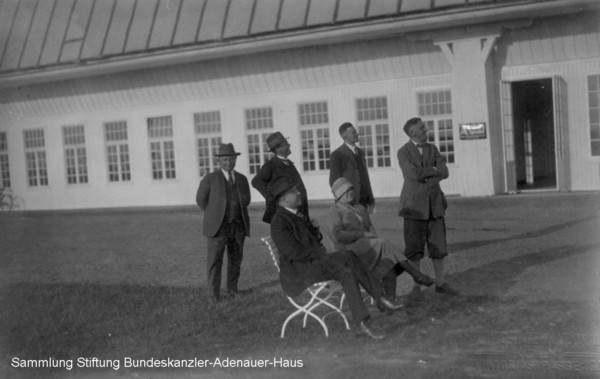 Konrad Adenauer, Oberbürgermeister von Köln, auf dem Flughafen Köln Butzweilerhof