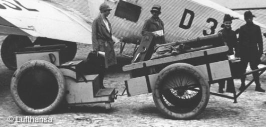 Handkarren auf dem Flughafen Kln Butzweilerhof um 1927