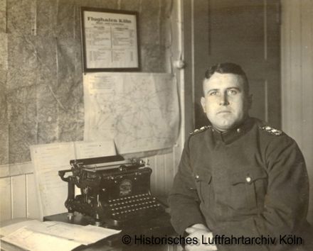 Polizeiobermeister Albert Grnberg im Bro der Flugwache des Flughafen Kln Butzweilerhof