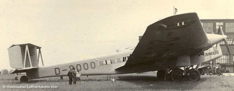 Die Junker G 38 D-2000 "Deutschland" auf dem Flughafen Kln.