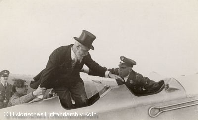 "Professor Derkum" lie sich auch nicht von Liesel Bach und dem Leiter der Klner Luftpolizei Willi Kantstein abhalten ein Flugzeug zu besteigen.