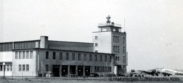  auf dem Flughafen Kln Butzweilerhof 1936 mit Turm der Luftaufsicht