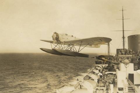 postflugzeug D-1717 beim Start vom Schnelldampfer "Bremen"