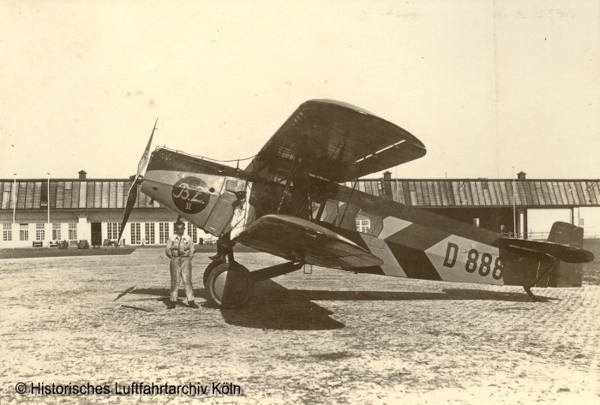 Albatros L 72 der Berliner Zeitung auf dem Flughafen Kln Butzweilerhof