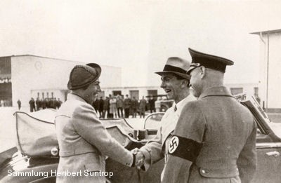 Liesel Bach begrüßt Goebbels auf dem Flughafen Köln Butzweilerhof. 
