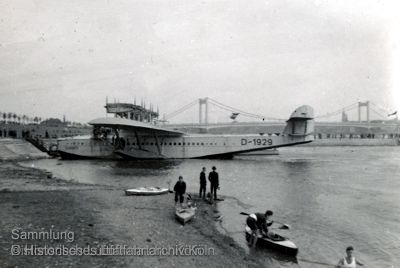 Die DoX im alten Floßhafen in Köln-Riehl. Im Hintergrund die Mülheimer Brücke