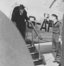 Der Britische Ministerprsident Neville Chamberlaine landet am 22. September 1938 auf dem Flughafen Butzweilerhof.