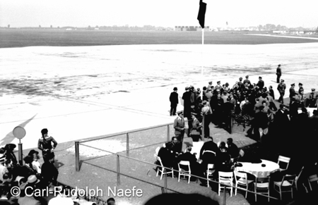 Ankunft Chamberlaine auf dem Flughafen Kln Butzweilerhof mit Auenminister von Ribbentrop, dem britischen Botschafter Sir Neville Henderson und Staatssekretr Ernst Frhr. von Weizscker