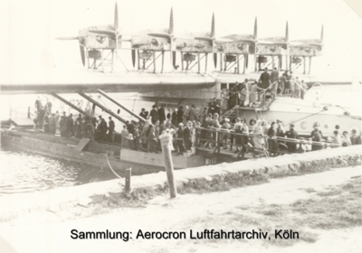 Besucher vor der DoX am 21.09.1932 in Köln