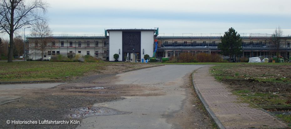 Anfahrt vor das Hauptportal des Flughafen Kln Butzweilerhof.