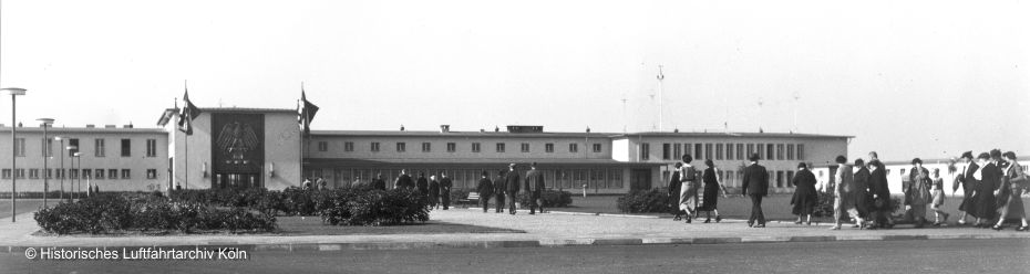 Anfahrt auf den Flughafen Kln Butzweilerhof mit Besuchern des Flughafens