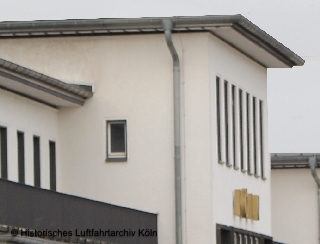 Bro des Flughafendirektors mit kleinem Fenster zw. Blick auf die Halle 1