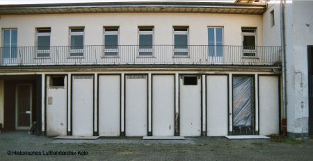 Fenster des Postbereichs Flughafen Kln Butzweilerhof