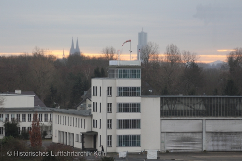 Ansicht des Turm der Luftaufsicht des Flughafen Köln Butzweilerhof mit dem Kölner Dom im Hintergrund.