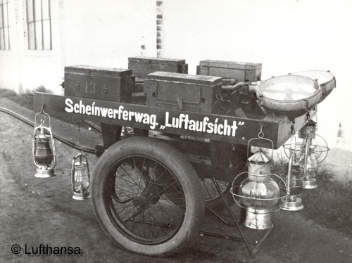 Scheinwerferwagen zur Beleuchtung des Rollfeld.