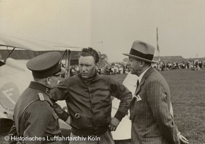 Der Deutsche Kunstflugmeister Gerhard Fieseler auf dem Flugtag 1932 in Kln Butzweilerhof.