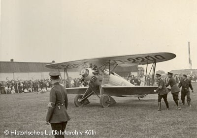 Der Deutsche Kunstflugmeister Gerhard Fieseler auf dem Flugtag 1932 in Kln Butzweilerhof.