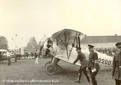 Der Deutsche Kunstflugmeister Gerhard Fieseler auf dem Flugtag 1932 in Kln Butzweilerhof.