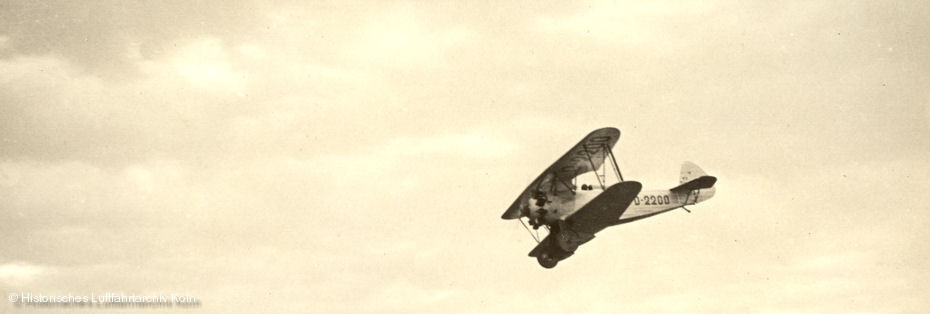 Der Deutsche Kunstflugmeister Gerhard Fieseler auf dem Flugtag 1932 in Kln Butzweilerhof.