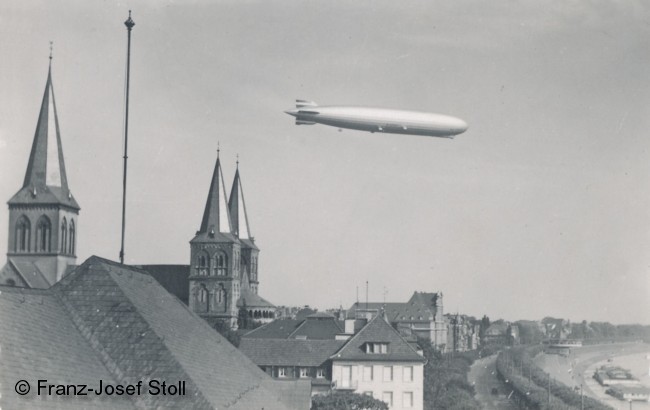 LZ 127 "Graf Zeppelin" ber Kln-Riehl im Anflug auf die Mlheimer Brcke