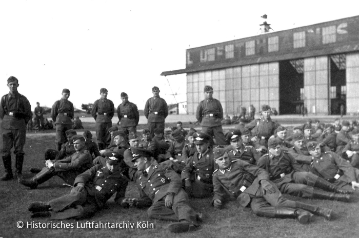 Pause militrischer Lehrgangsteilnehmer vor der Halle III auf dem Flughafen Kln Butzweilerhof.