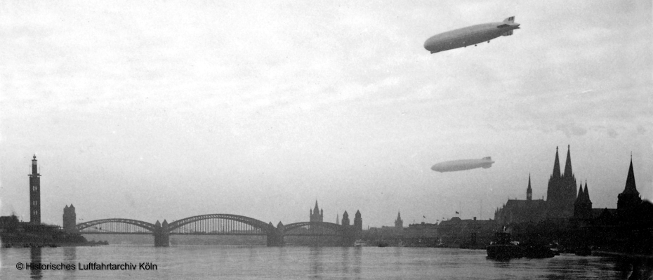 Die beiden Schwesterschiffe LZ 127 "Graf Zeppelin" und LZ 129 "Hindenburg" am 29. Mrz 1936 ber Kln.
