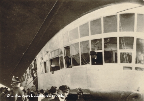 Dr. Hugo Eckener an Bord des Luftschiffs LZ 127 beobachtet die Haltemanschaft auf dem Flughafen Kln Butzweilerhof. 