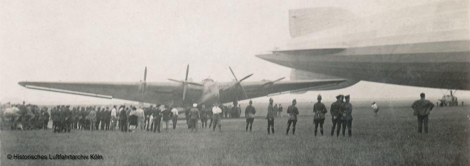 Das größte Passagierflugzeug der Welt die Junkers G 38 neben dem Luftschiff LZ 127 "Graf Zeppelin"