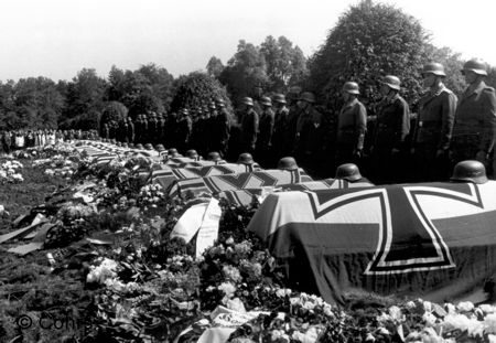 Beerdigung von Luftwaffenhelfern auf dem Südfriedhof