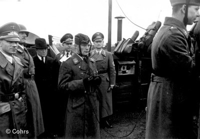 Der japanische Botschafter Oshima Hiroshi beobachtet den Abschuss eines 8,8cm Flak-Geschütz.