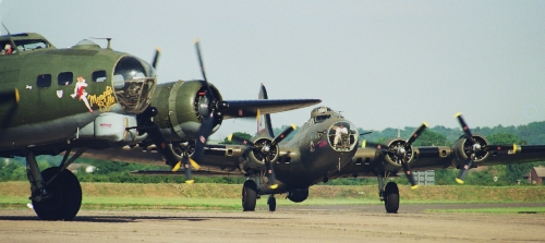 B 17 "Flying Fortress" Startvorbereitung in Duxford