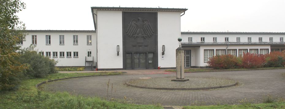 Hauptportal Flughafen Butzweilerhof mit Denkmal