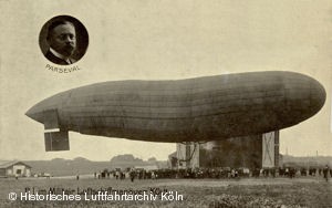 Luftschiff Parseval vor der Luftschiffhalle Cln am Luftschiffanker